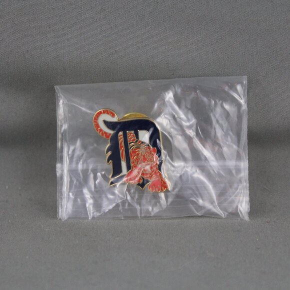 Detroit Tigers Pin (VTG) - D and Tiger Logo - Inlaid Pin - Picture 3 of 3
